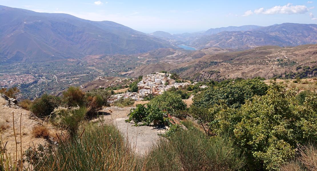 Vista del pueblo de Cáñar desde un punto del sendero