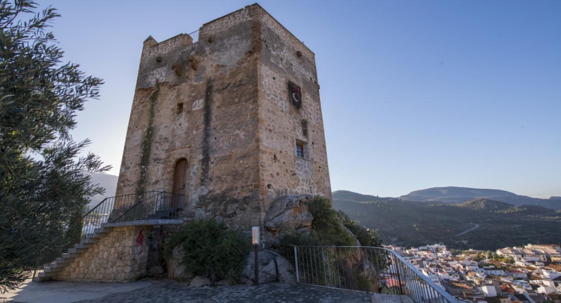 Vista de la entrada principal de la torre y la localidad. - Fotografía: IAPH