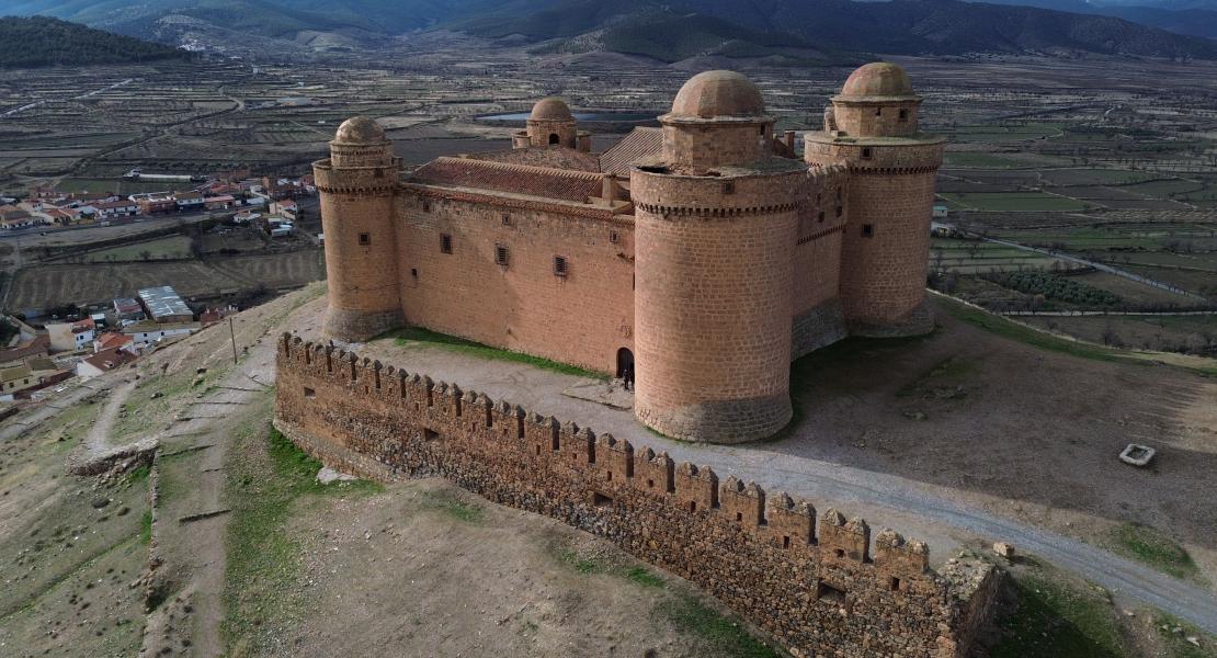 Fotografía aérea del castillo, orientada hacia el sur, con vistas a las tierras de cultivo y Sierra Nevada