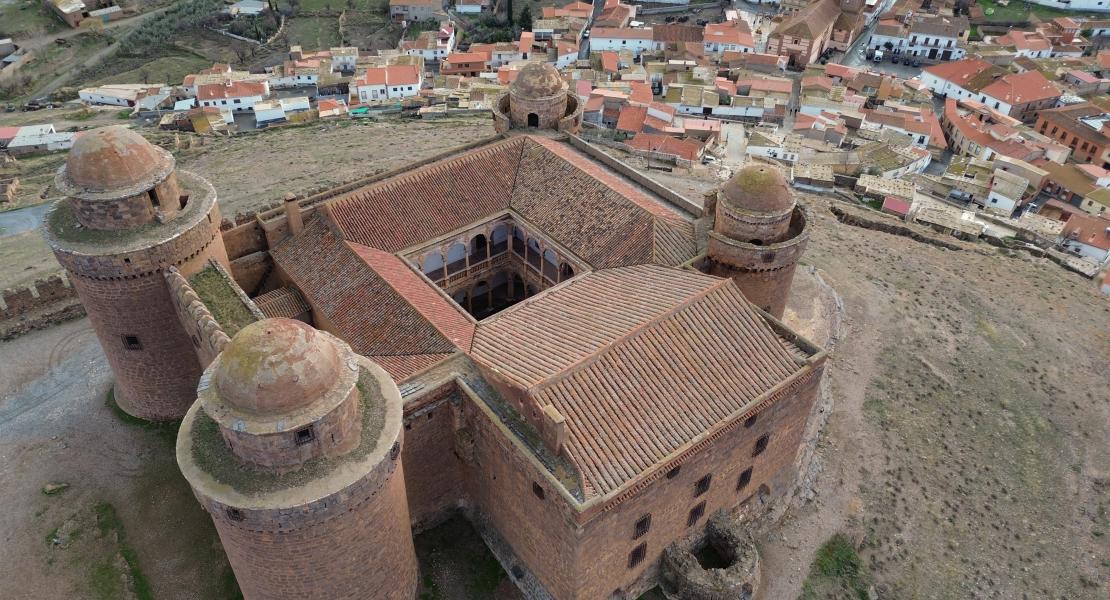 Fotografía aérea desde el noroeste en la que vemos el castillo en primer plano y el pueblo de La Calahorra detrás