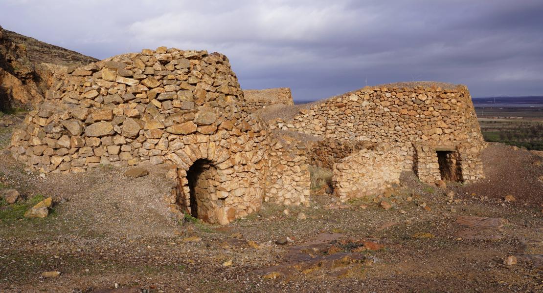 Antiguos hornos de cal en la ladera del cerro del castillo