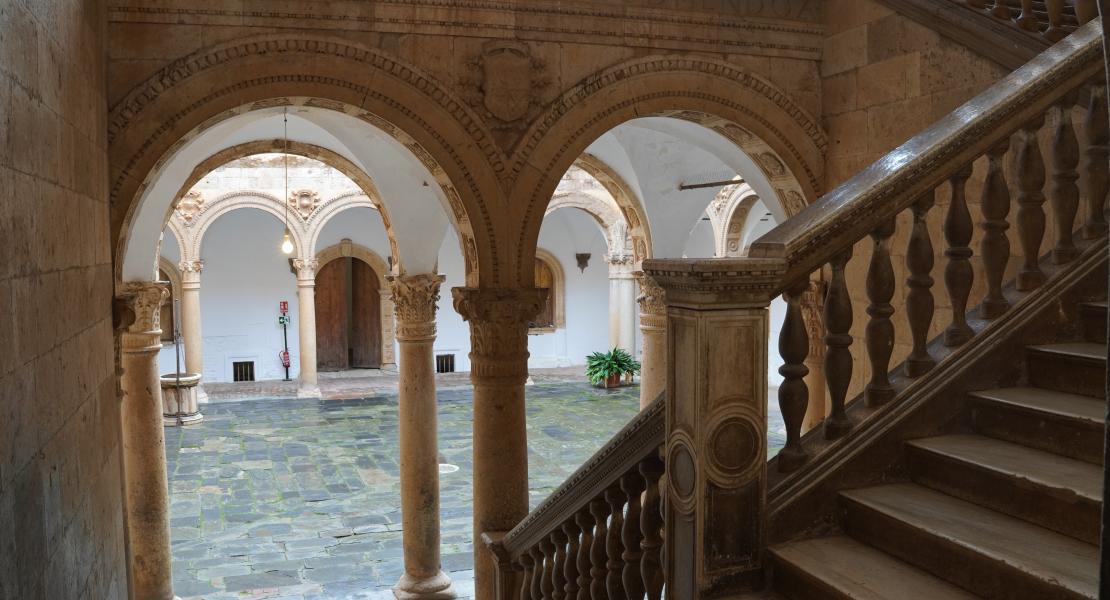 Fotografía de la escalera monumental. 