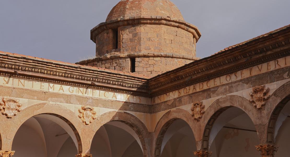 Imagen del friso de la planta superior y el torreón norte