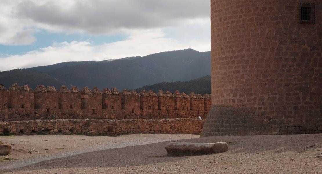 Fotografía en los exteriores del castillo. Observamos parte de la torre norte y la muralla exterior