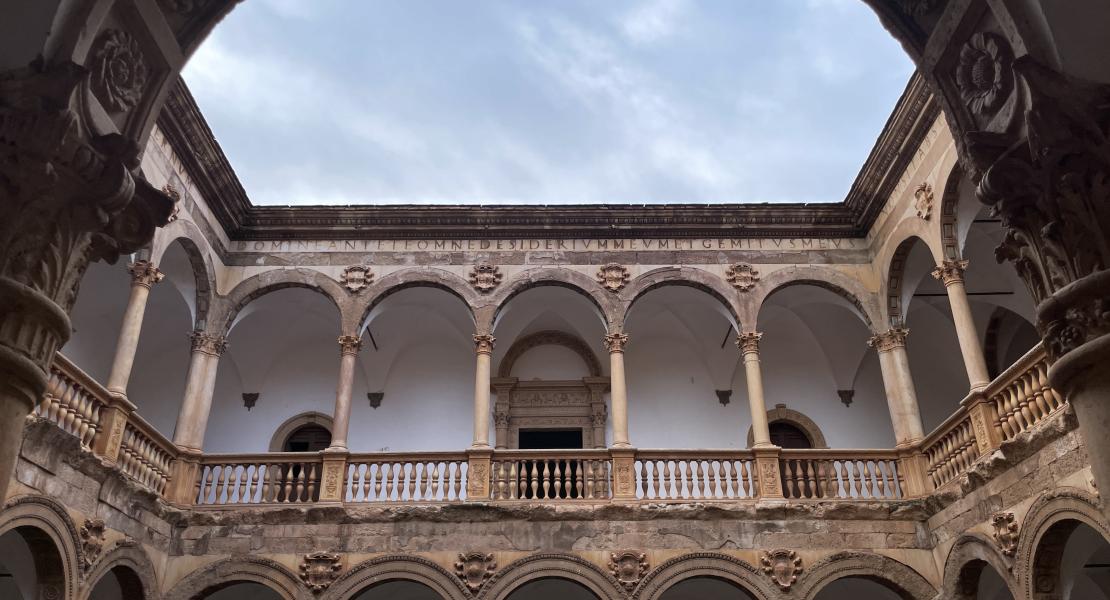 Fotografía del patio interior en la que observamos el cuerpo superior.