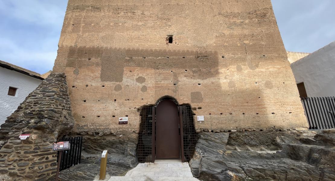 Vista frontal de la cara sur, desde donde se accede al interior