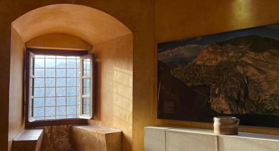 Interior de la torre junto a la exposición permanente de piezas arqueológicas. - Fotografía: Andrea Moreno, Técnico de Turismo.