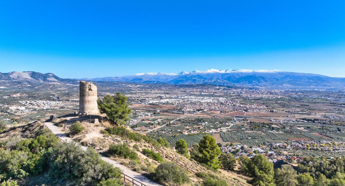 Vista aérea del sendero y el torreón - Fotografía: Ayuntamiento de Albolote
