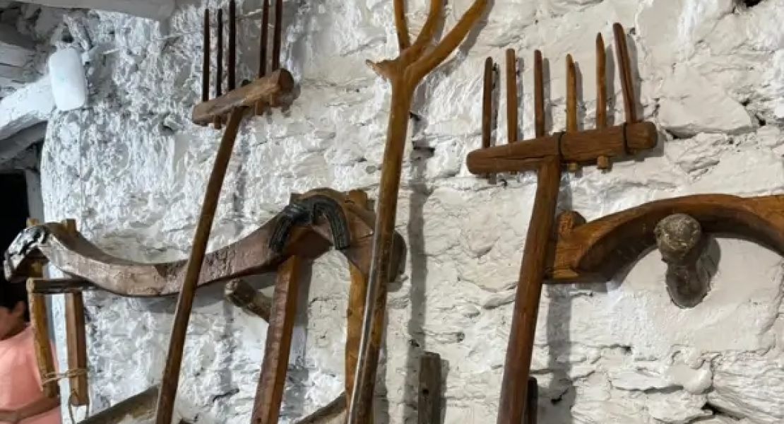 Utensilios de labranza expuestos. Fotografía: Ayuntamiento de Bubión