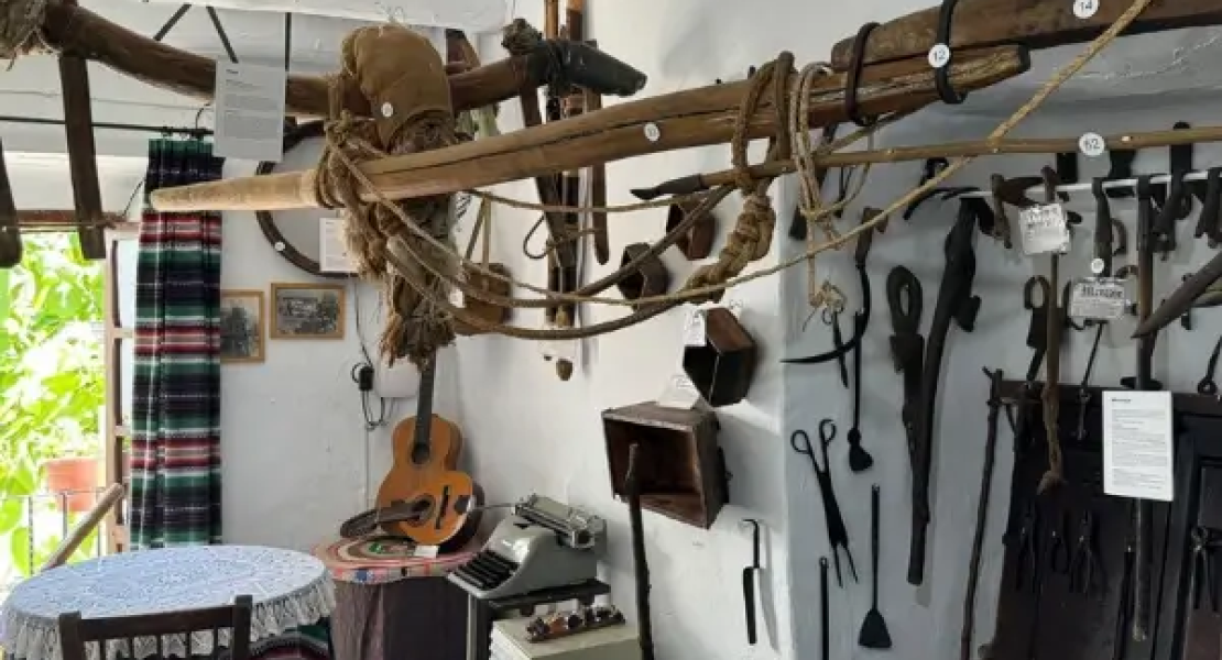 Imagen interior de la casa junto a su exposición. Fotografía: Ayuntamiento de Bubión.