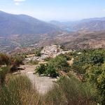 Vista del pueblo de Cáñar desde un punto del sendero