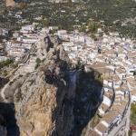 Vista aérea del Castillo de la Peña, se puede observar la subida actual, con escaleras, hacia el Cristo del Sagrado Corazón, donde se ubica la Torre del Homenaje, así como el punto más alto de la fortificación - Fotografía: IAPH